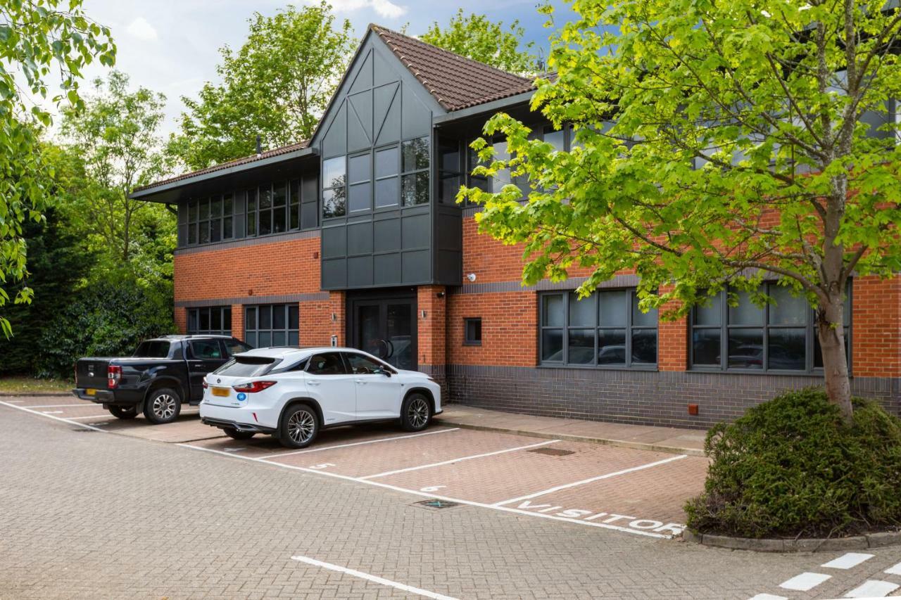 Homely - Watford Premier Apartments Eksteriør billede